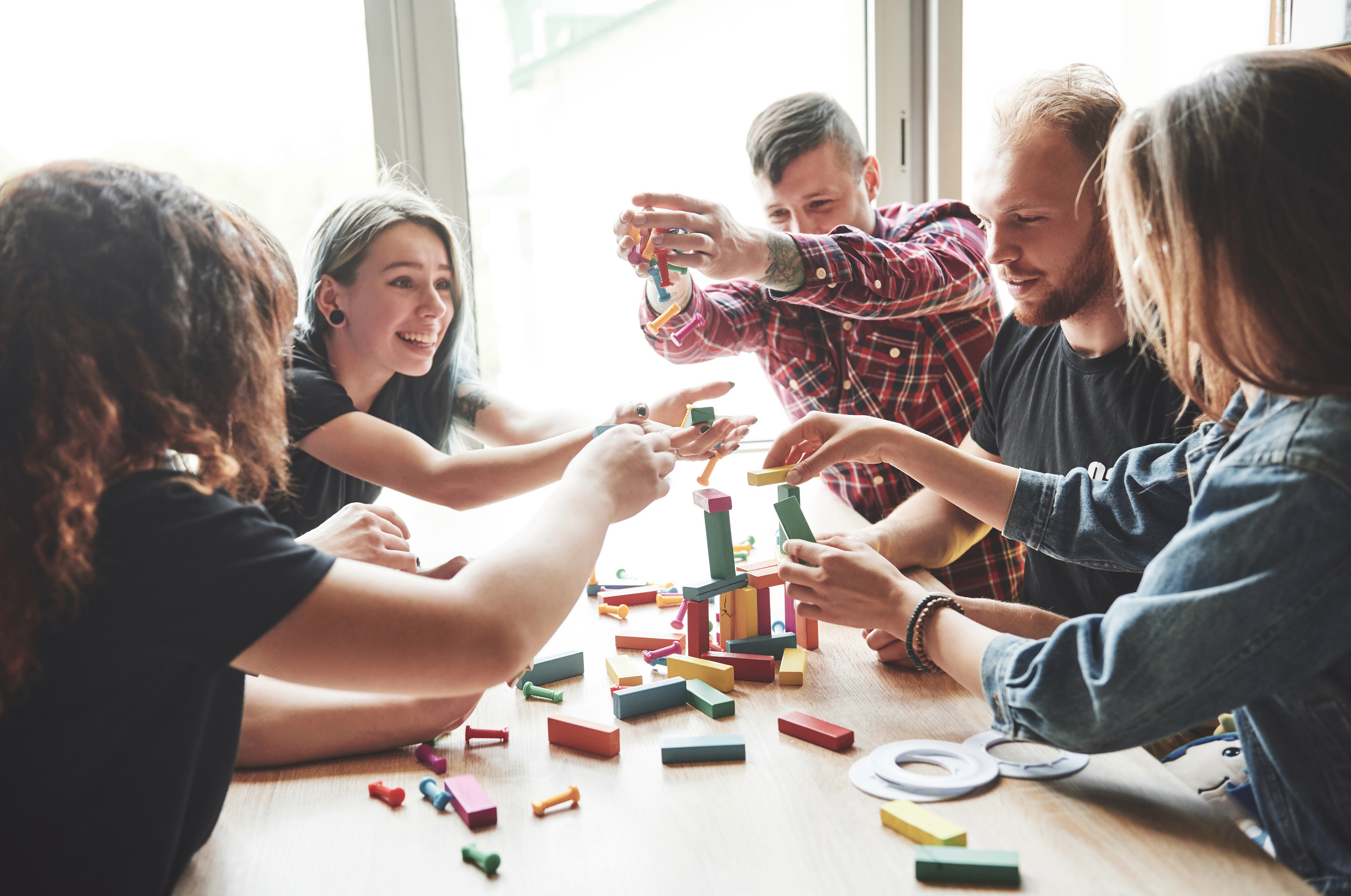 groupe d'amis qui jouent à un jeu de société