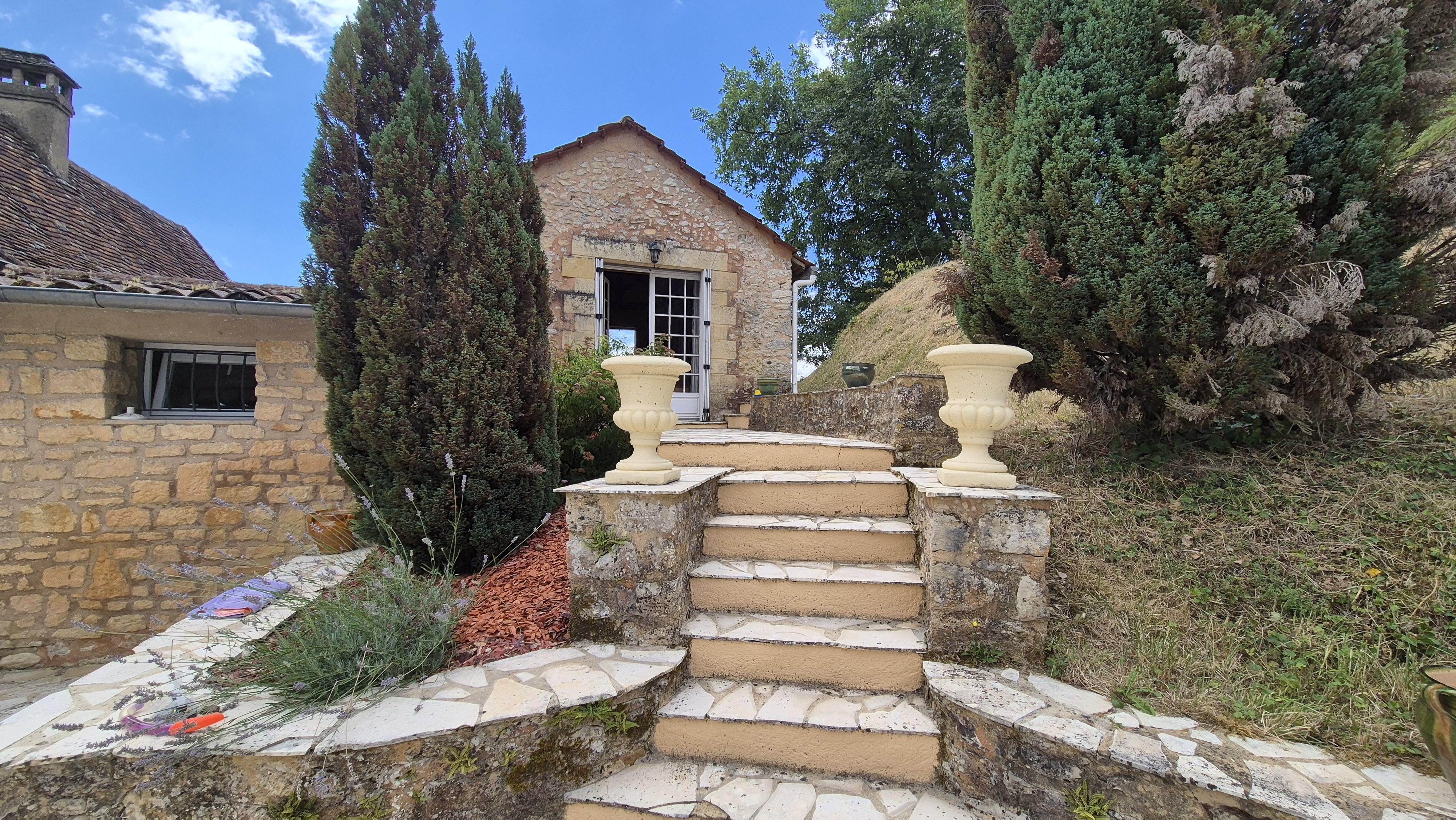 Conty avec piscine pruvée à côté de Sarlat