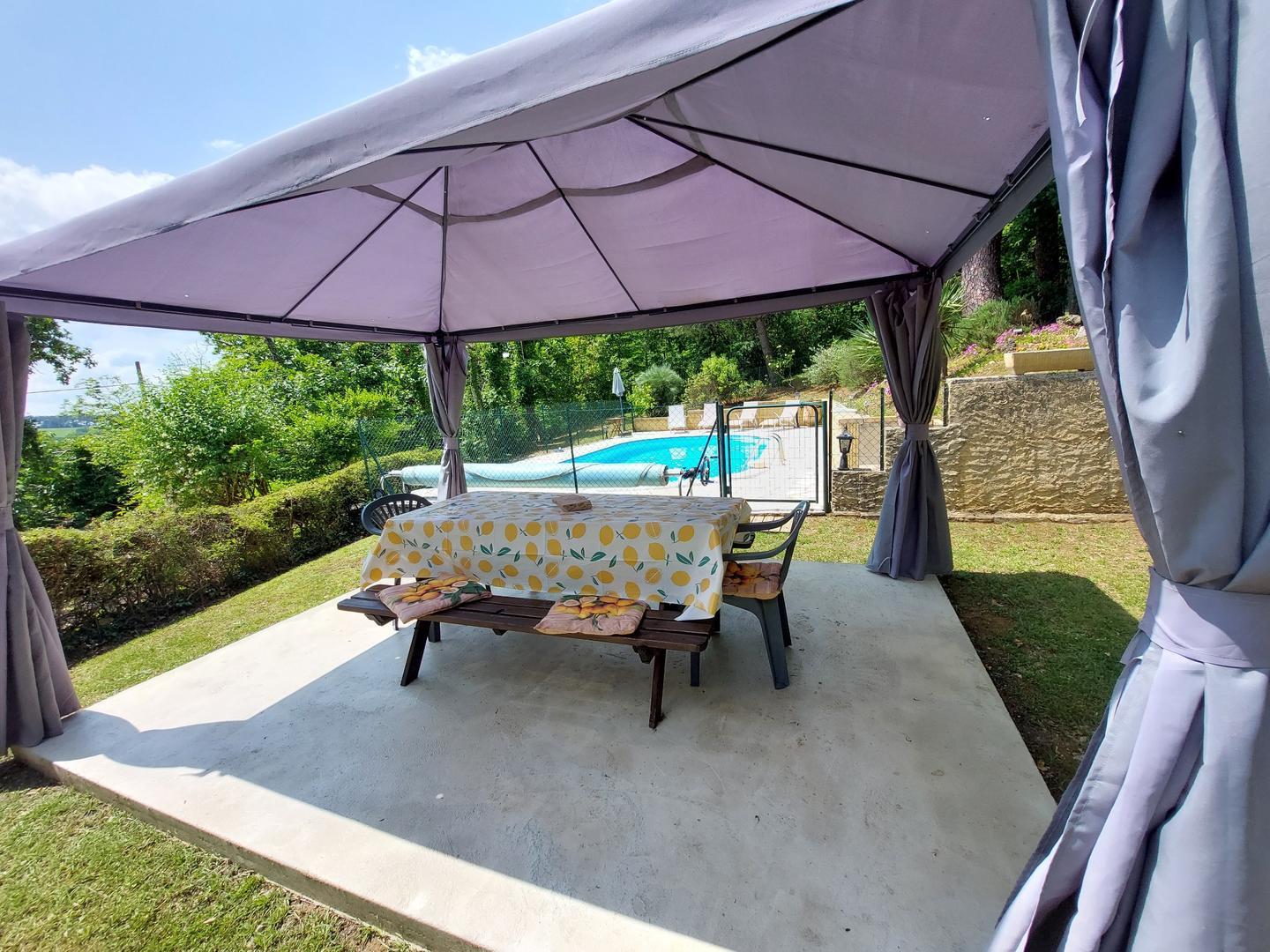 Les Devises avec piscine proche de Sarlat