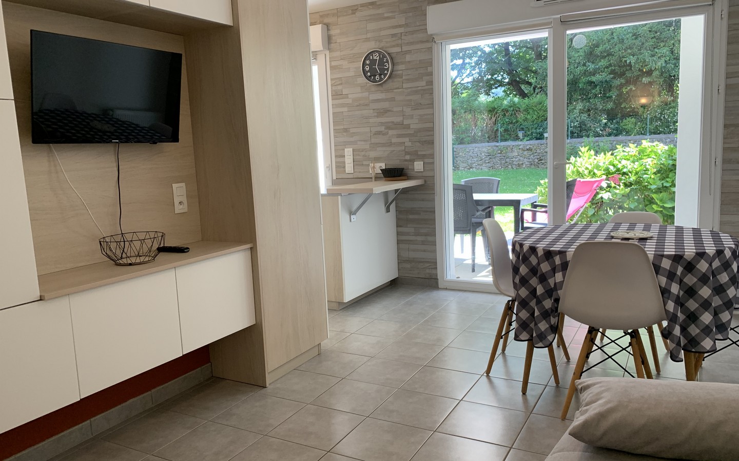 Location 82 Taffet Rousseau