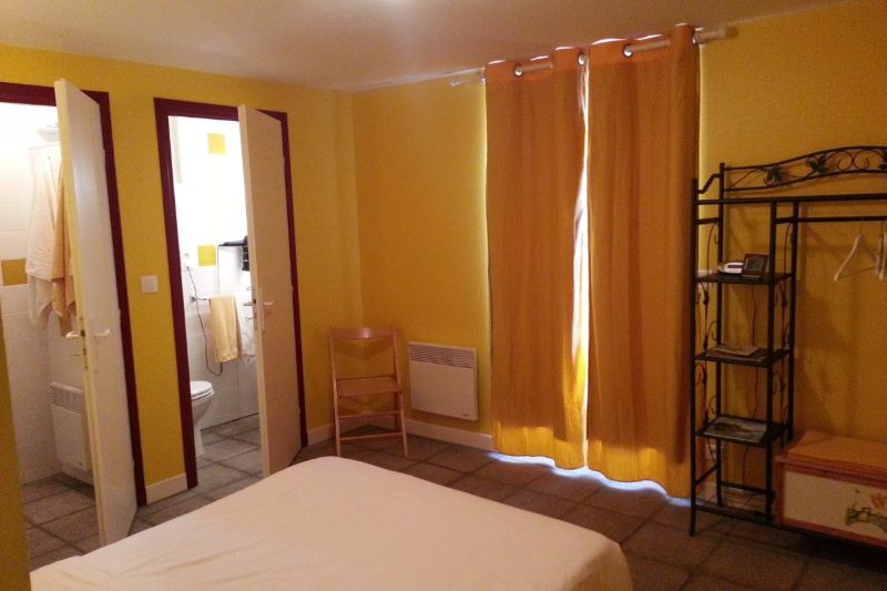 Au Grillon Dort
