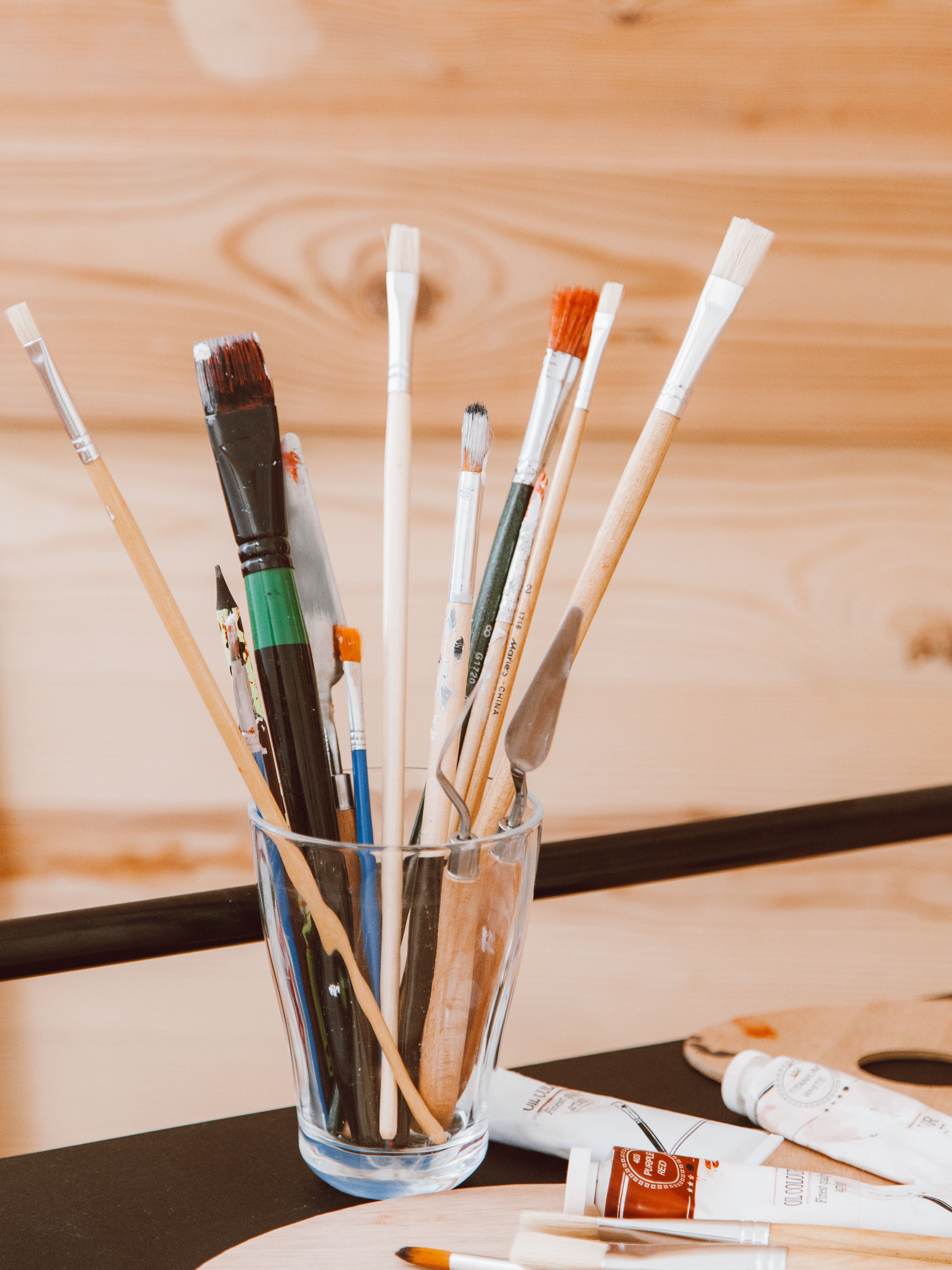 Atelier de peinture dans le cadre de la semaine sur la santé mentale à la bibliothèque de Bouillé-Loretz.
