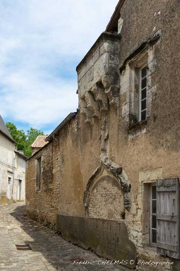 Sentier de la ville fortifiée de Mirebeau_1
