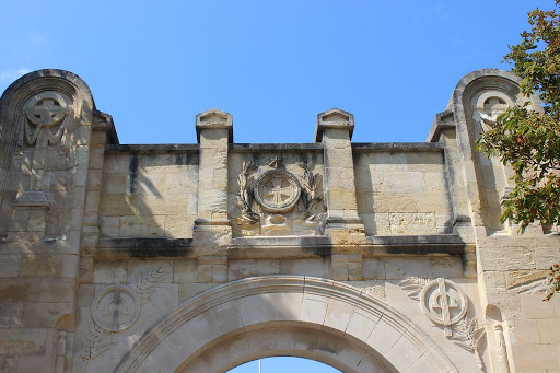 Porte et Mausolée du Cimetière de St-Estèphe