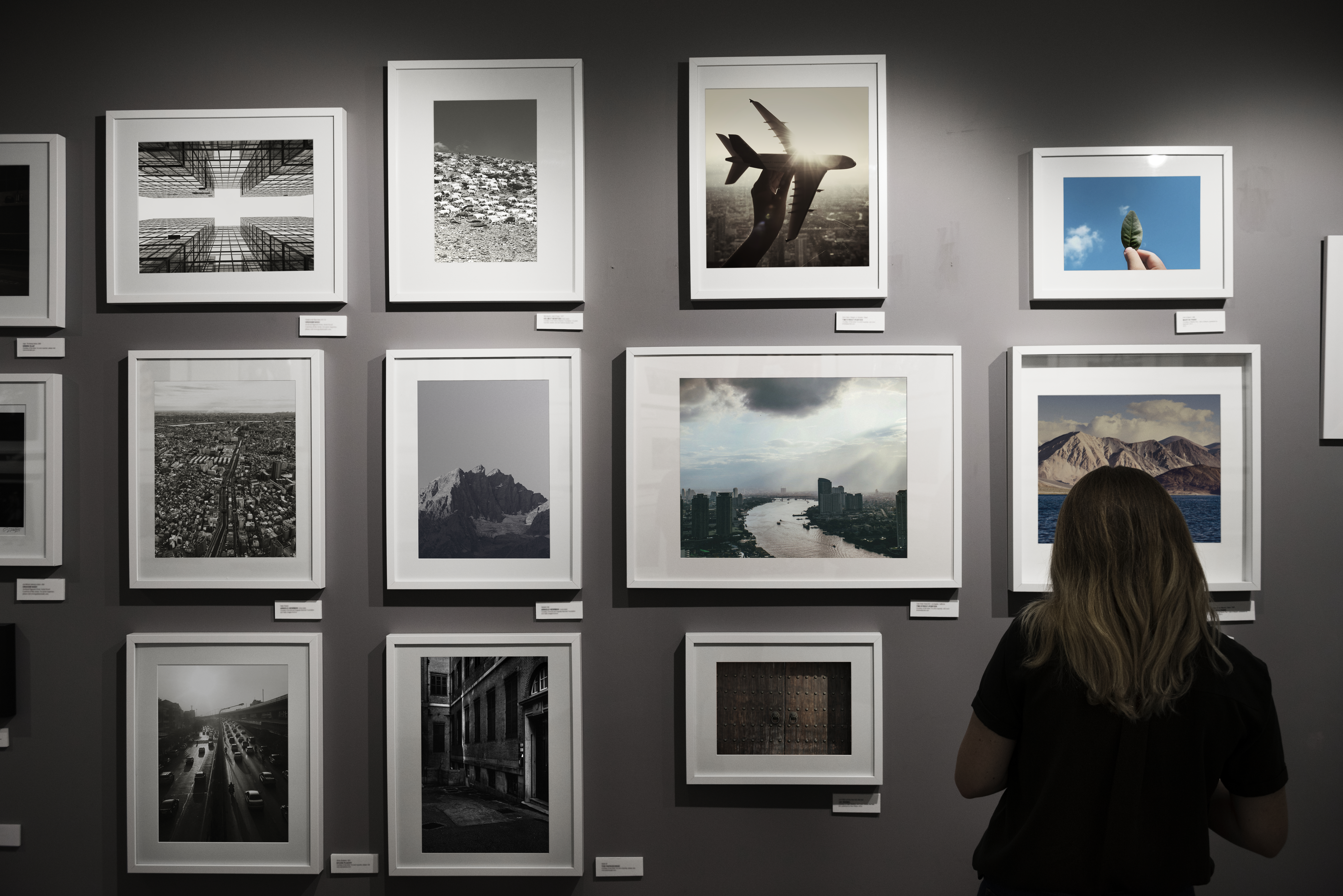 Femme à une exposition photo